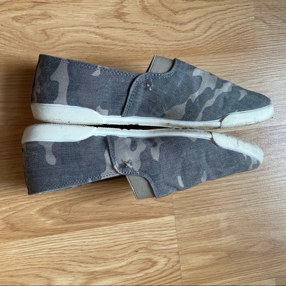 Tahari Camo Canvas Slip On Sneakers sz 7 - Picture 5 of 7
